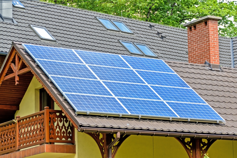 chauffagiste-CORRENS-min_solar-panels-1477987